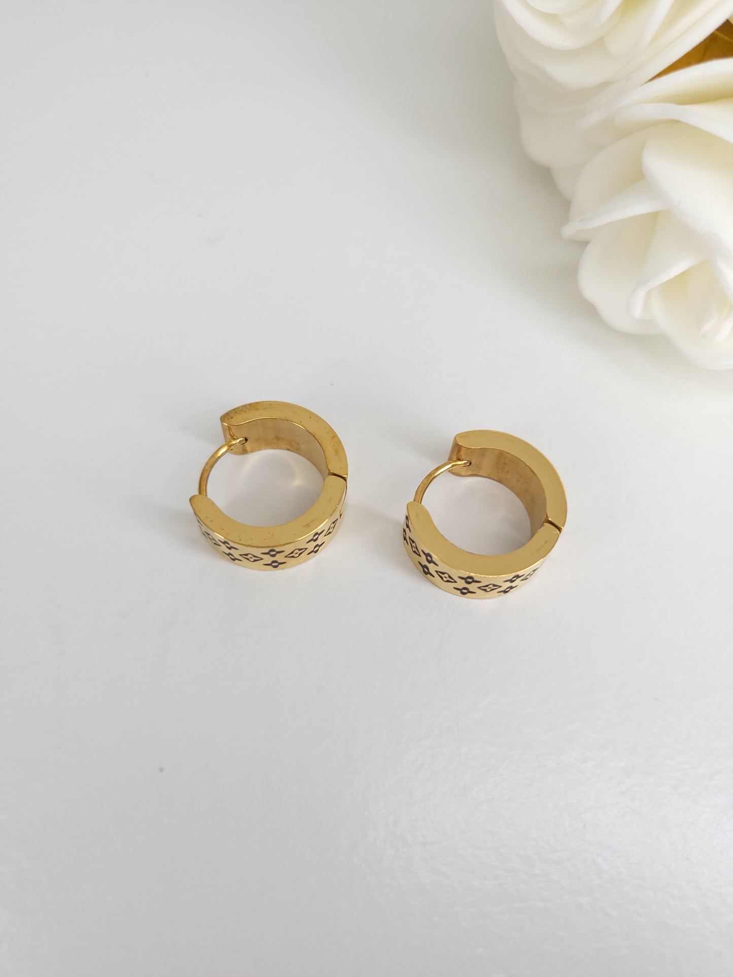 Boucles d'oreilles créoles LV