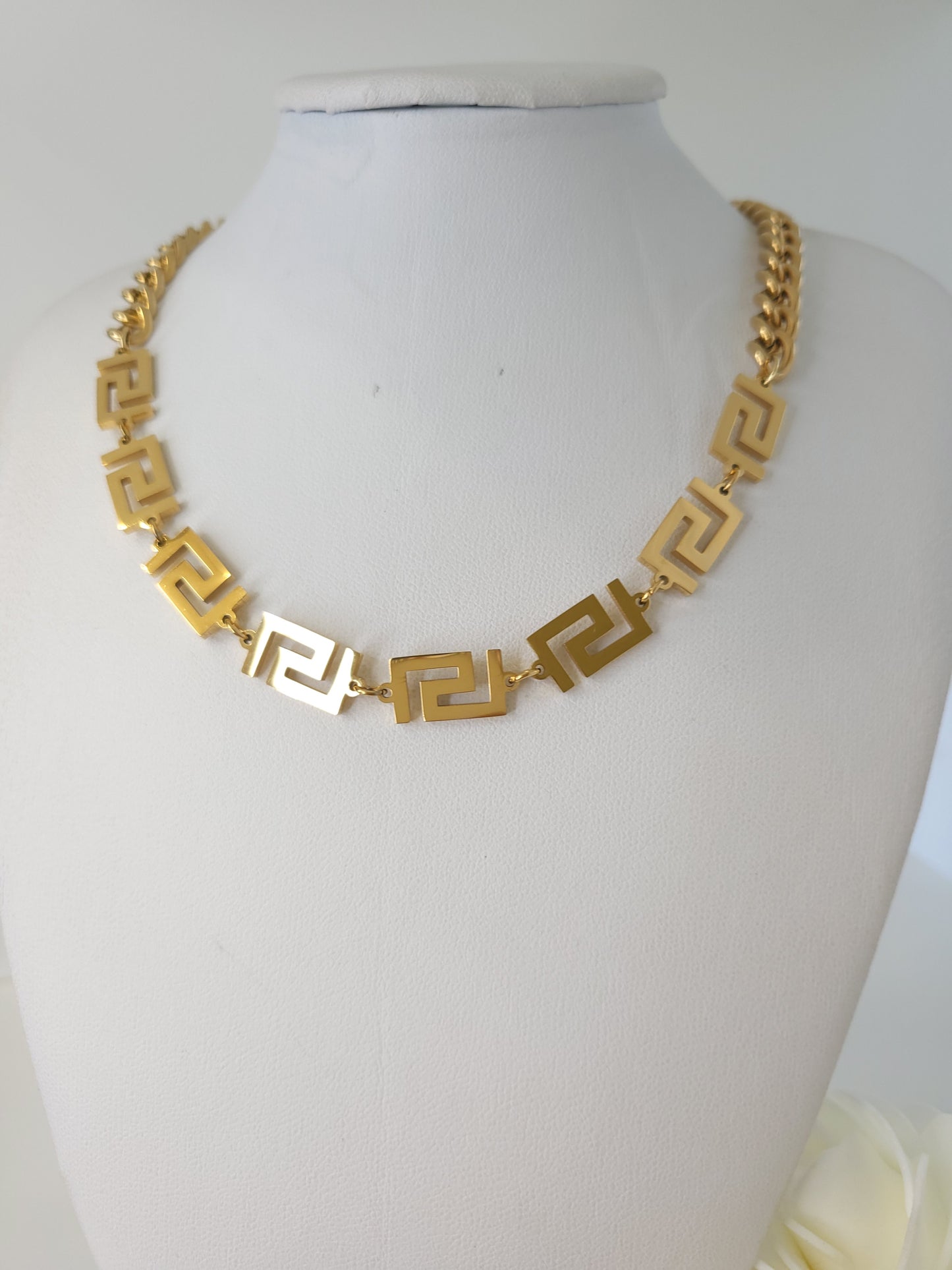 Collier Versus 1